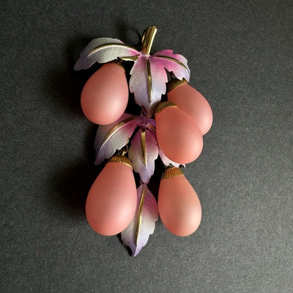Vintage Parkelane Pink Lavender Brooch Grape Berries Moonglow Cluster Dangle Pin - Picture 4 of 9